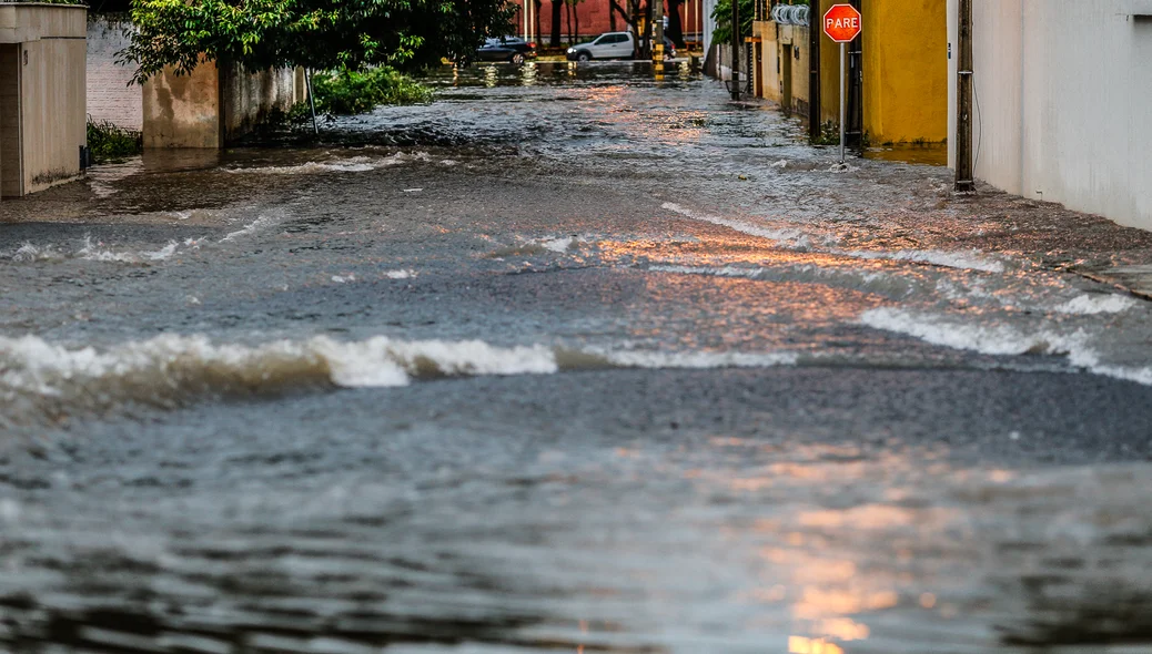 Alagamento em avenida na zona leste 