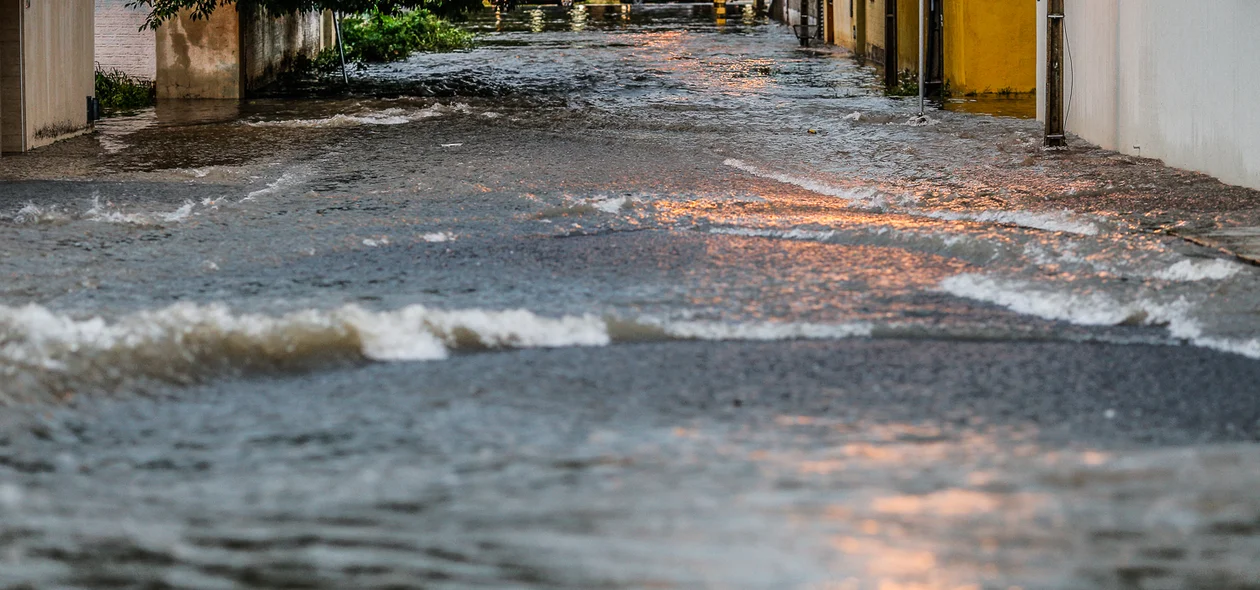 Alagamento em avenida na zona leste 