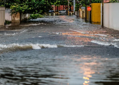 Alagamento em avenida na zona leste 
