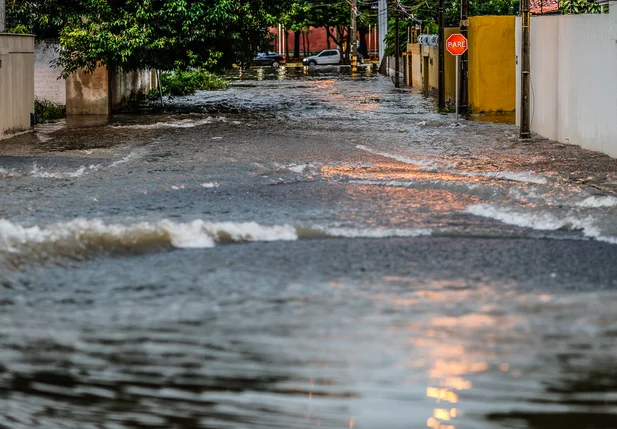 Alagamento em avenida na zona leste 