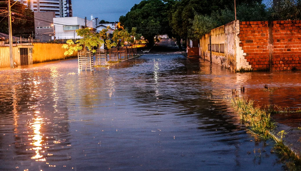 Avenida Pedro Almeida coberta de água 