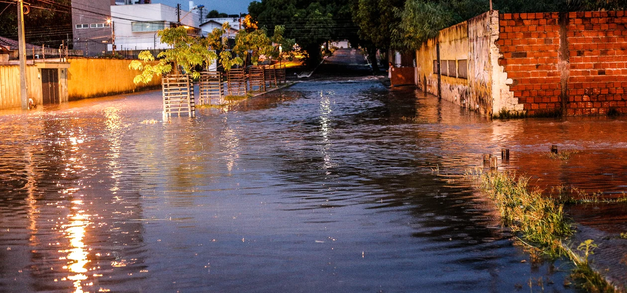 Avenida Pedro Almeida coberta de água 