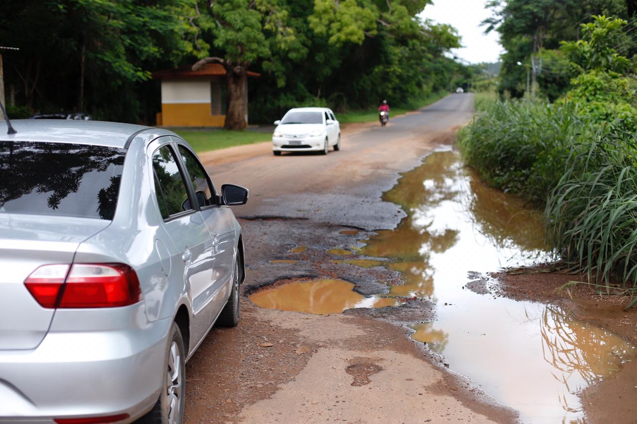 Carro passa com dificuldades pelo local