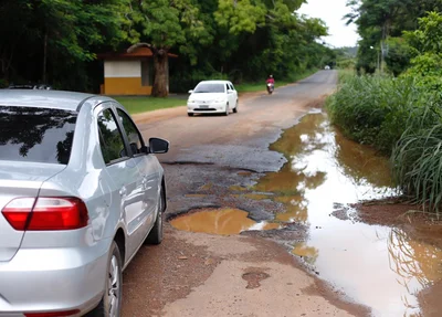 Carro passa com dificuldades pelo local