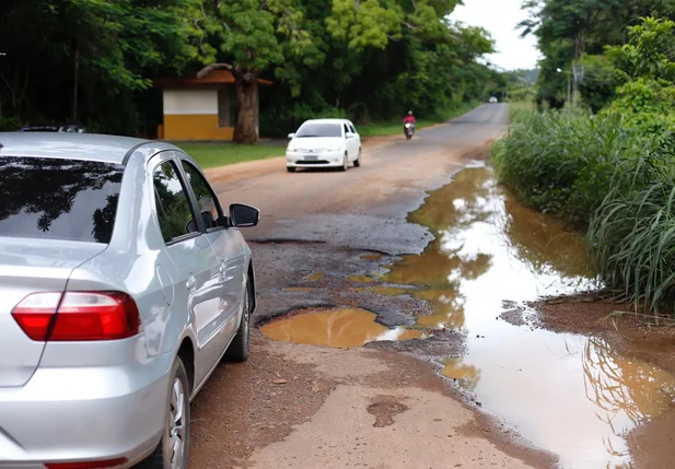 Carro passa com dificuldades pelo local