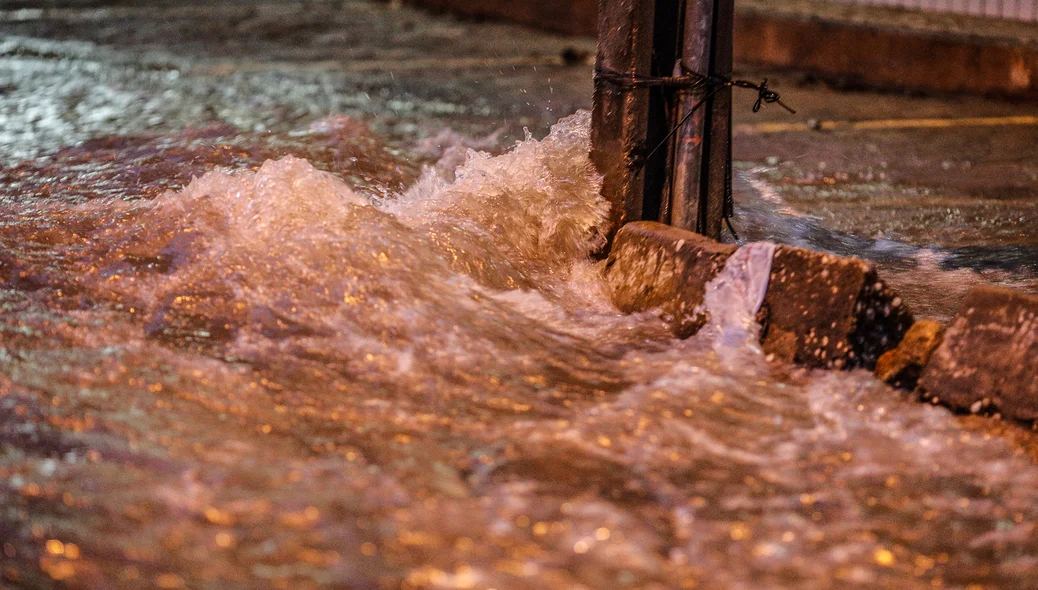 Chuva deixa Teresina alagada 