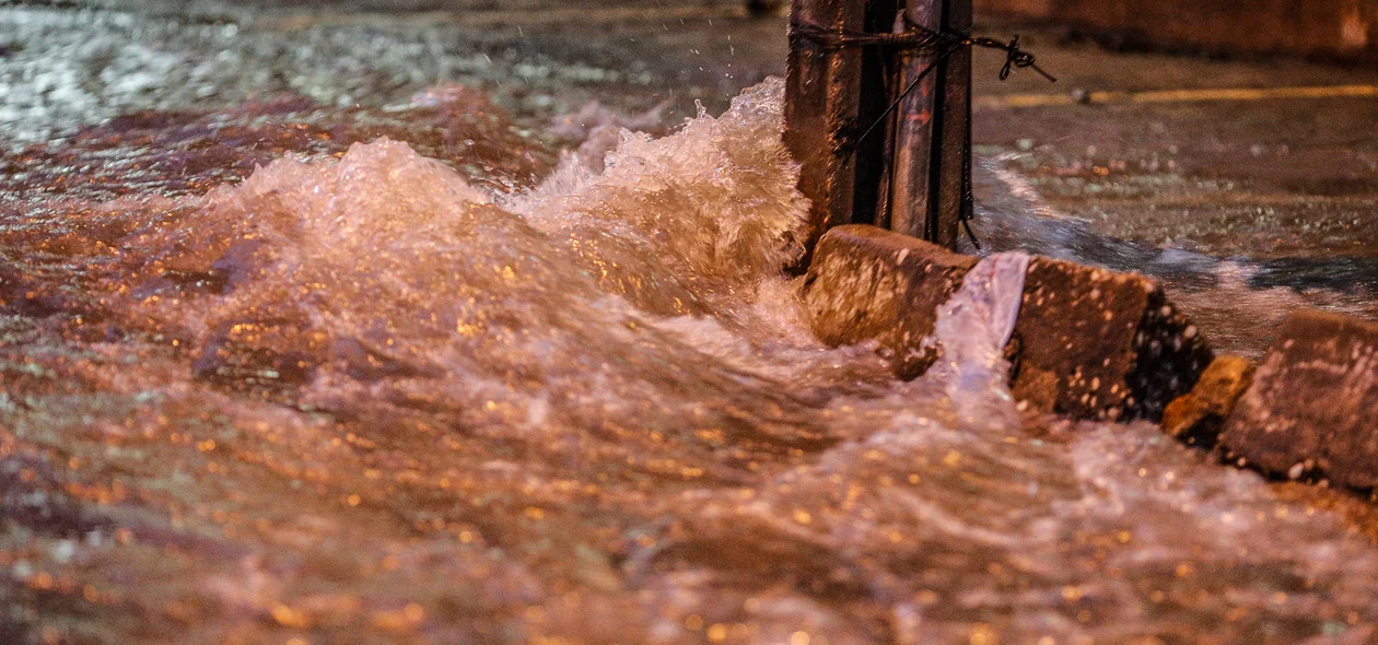 Chuva deixa Teresina alagada 