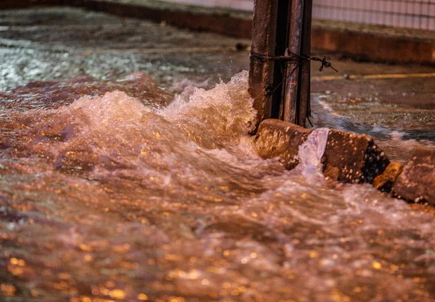 Chuva deixa Teresina alagada 