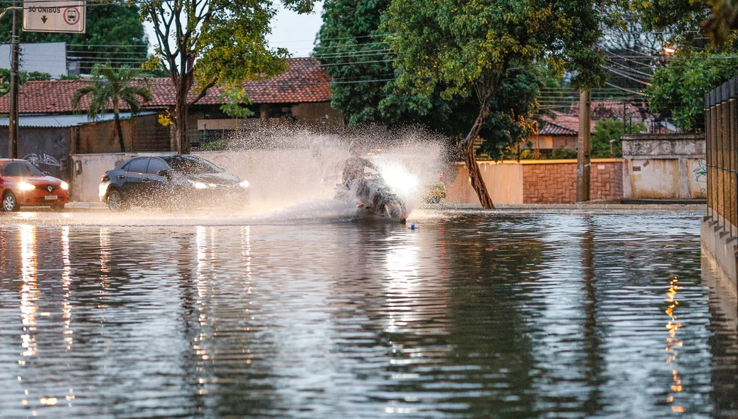 Motoqueiro enfrentando a água