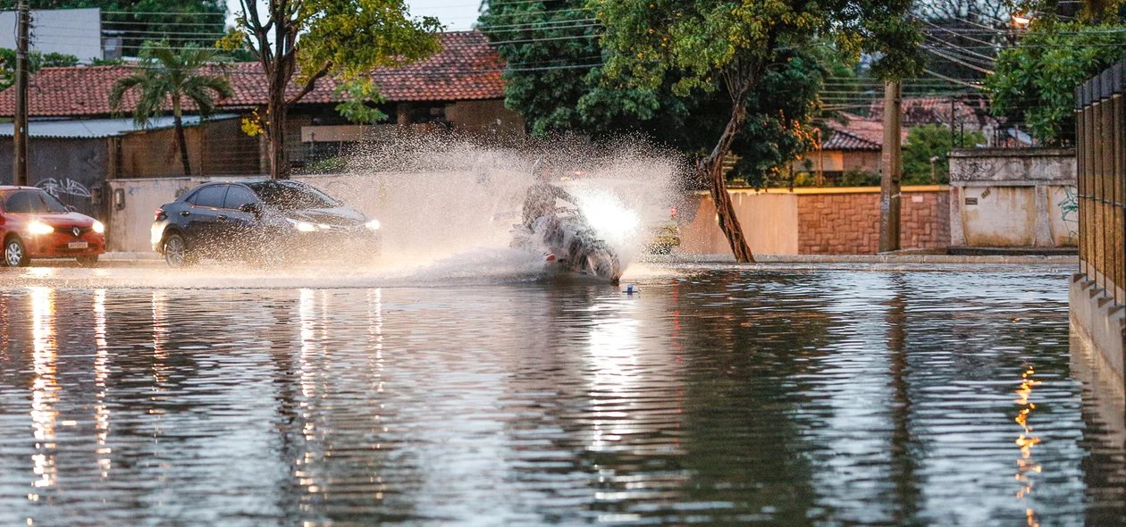 Motoqueiro enfrentando a água