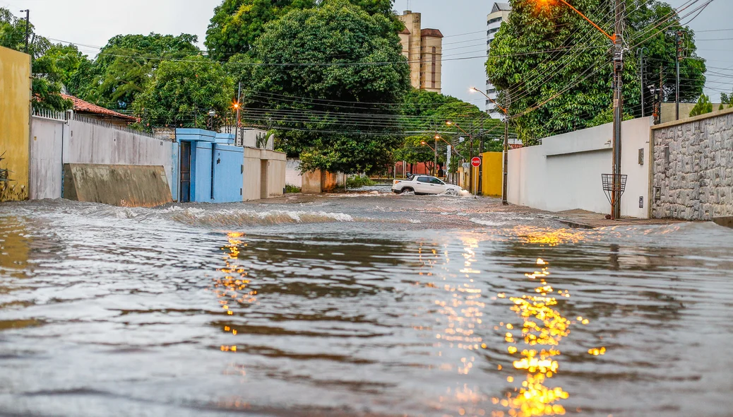 Motorista enfrentando avenida alagada 