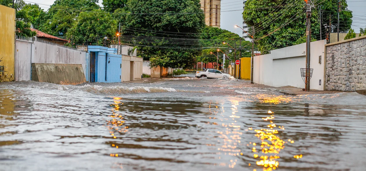 Motorista enfrentando avenida alagada 