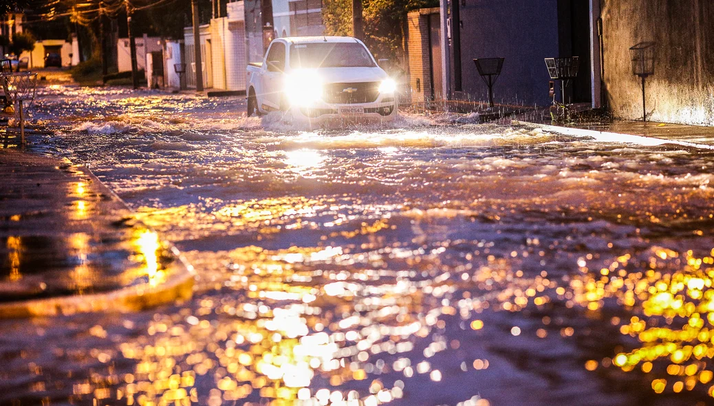 Motorista tem dificuldade de transitar na zona leste de Teresina 