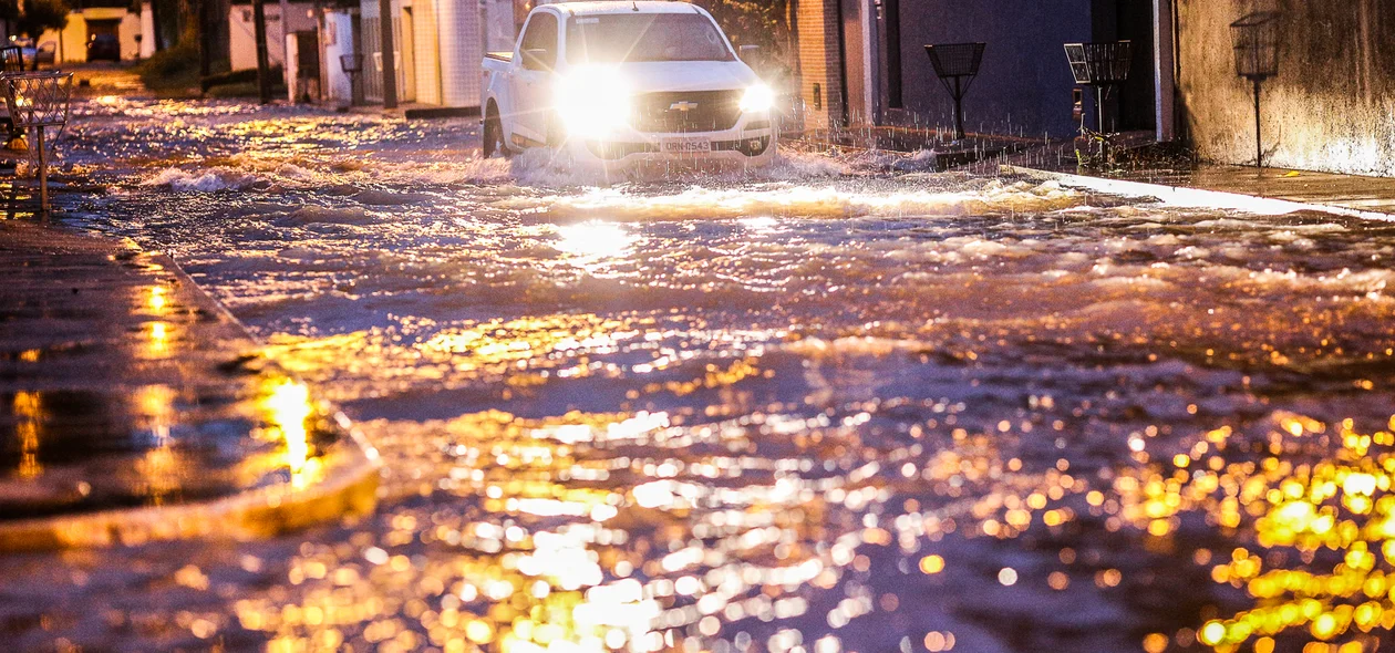 Motorista tem dificuldade de transitar na zona leste de Teresina 