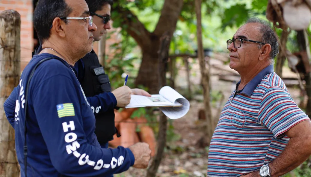 Pai da vítima conversando com a equipe do DHPP