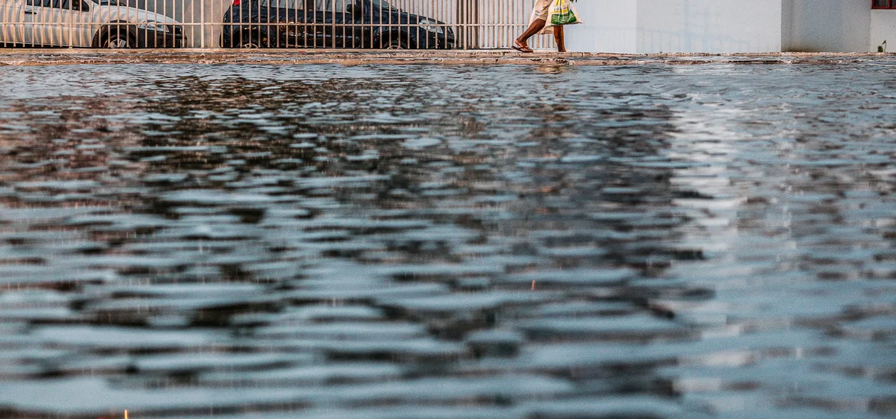 Pedestre tem dificuldade de transitar na avenida 