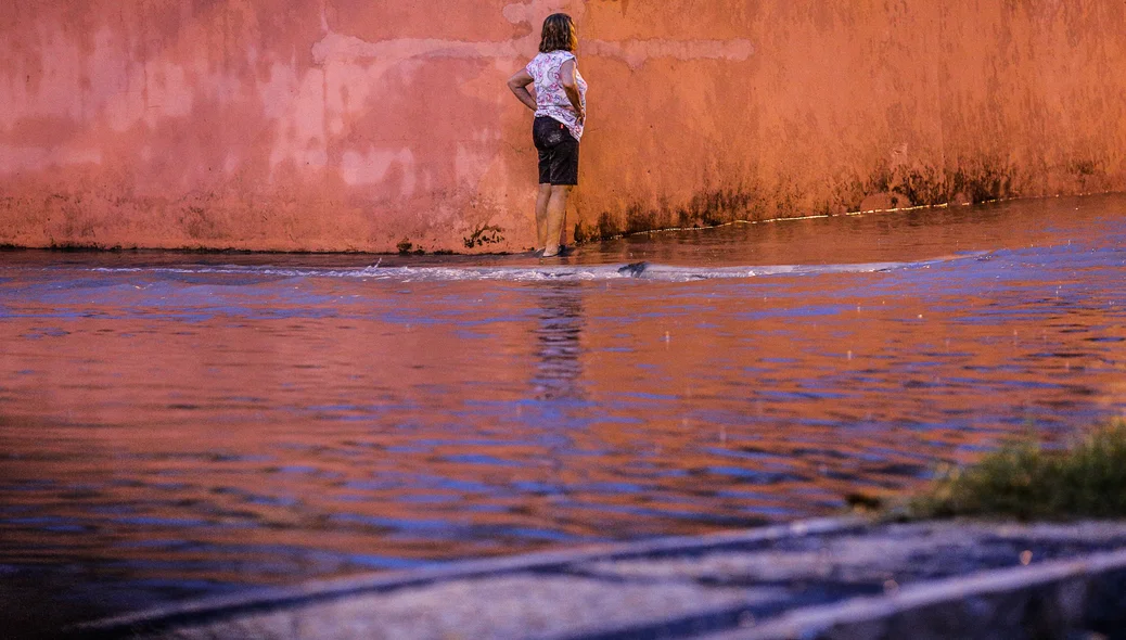 Senhora esperando água baixar  