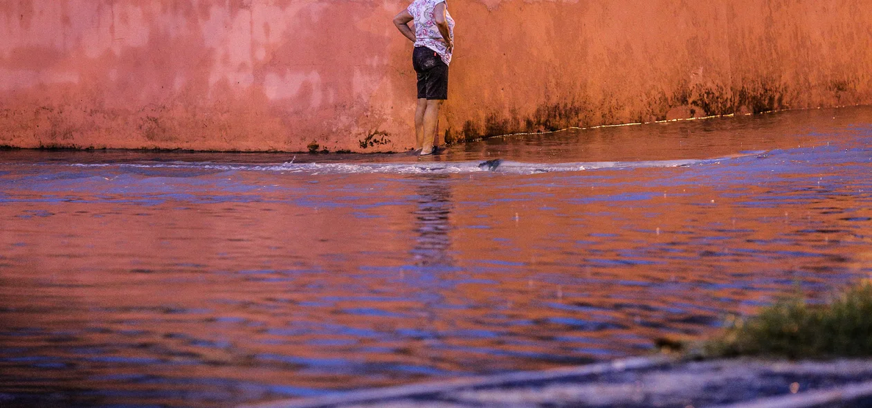 Senhora esperando água baixar  