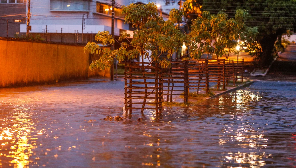Zona leste fica alagada após chuva 