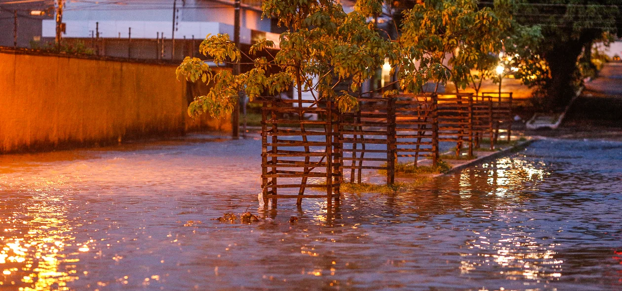 Zona leste fica alagada após chuva 