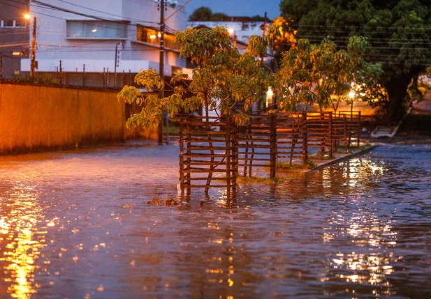 Zona leste fica alagada após chuva 