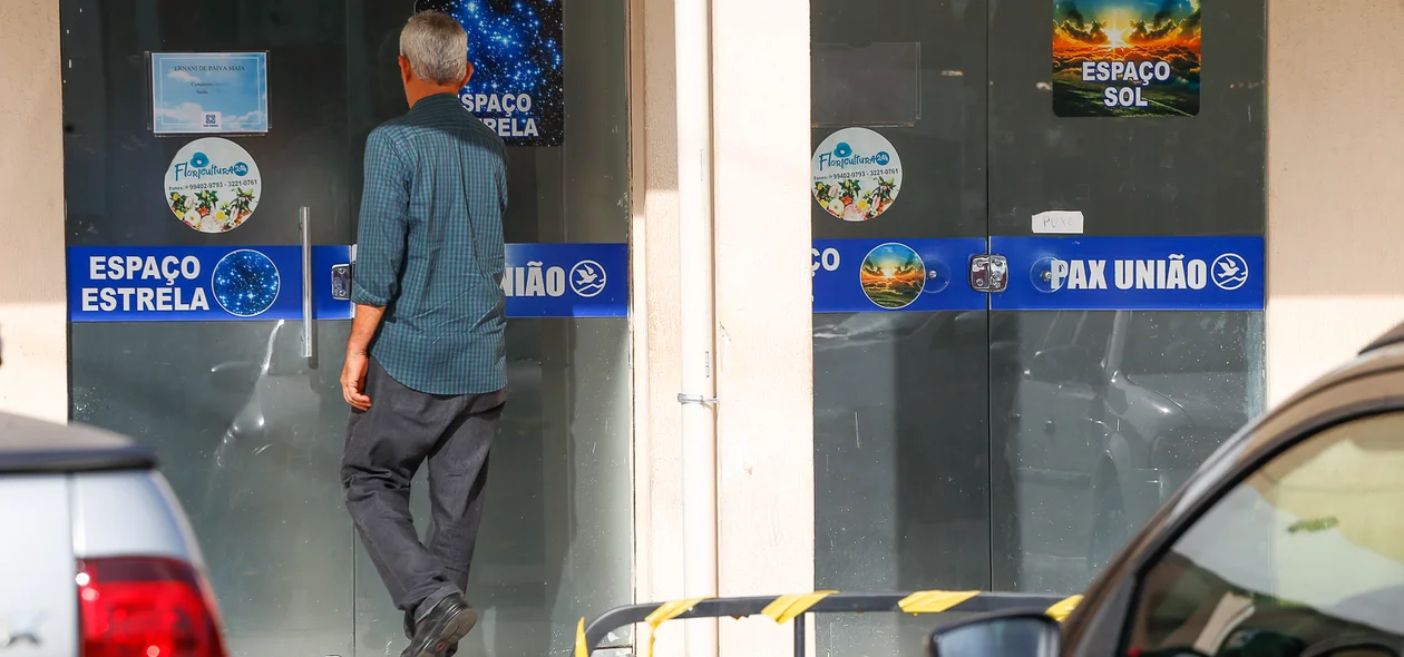 Amigo chegando no velório 