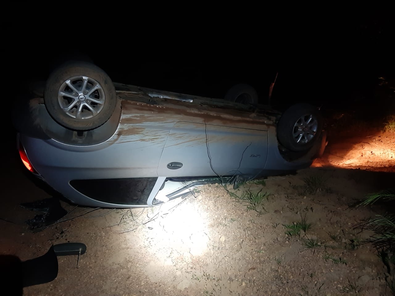 Condutor perdeu o controle e capotou o veículo