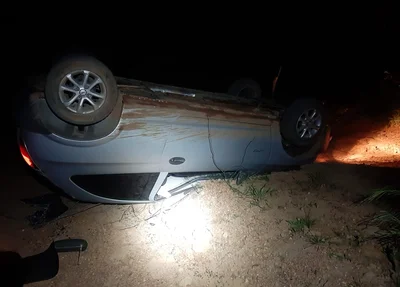 Condutor perdeu o controle e capotou o veículo