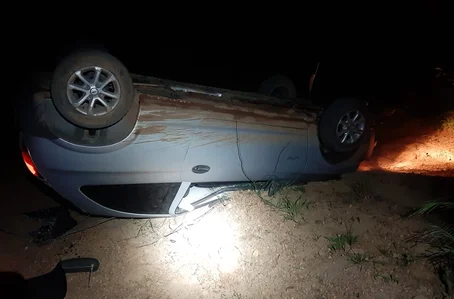 Condutor perdeu o controle e capotou o veículo