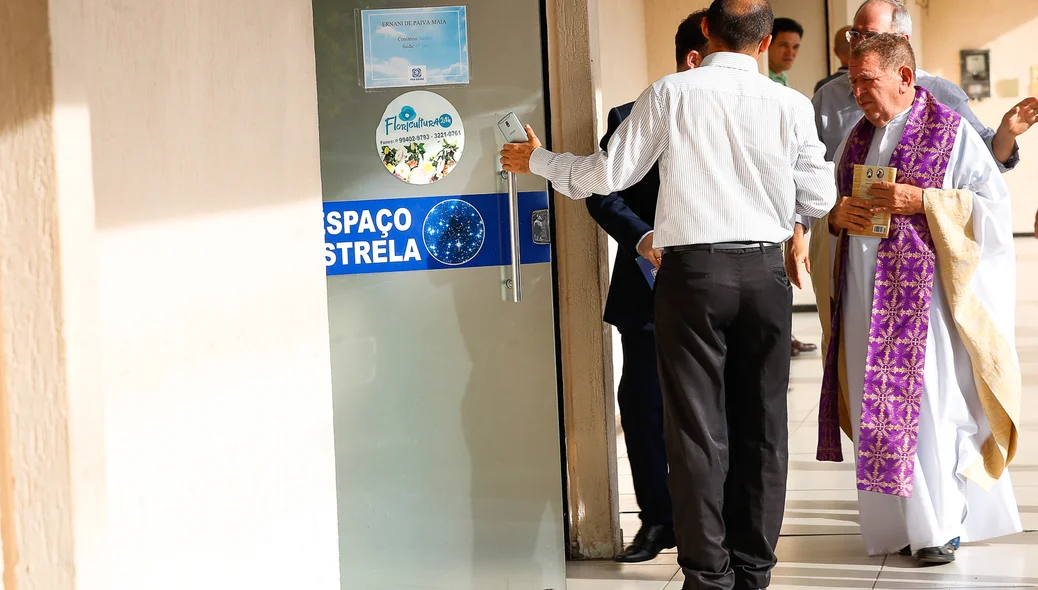 Padre chegando no velório 