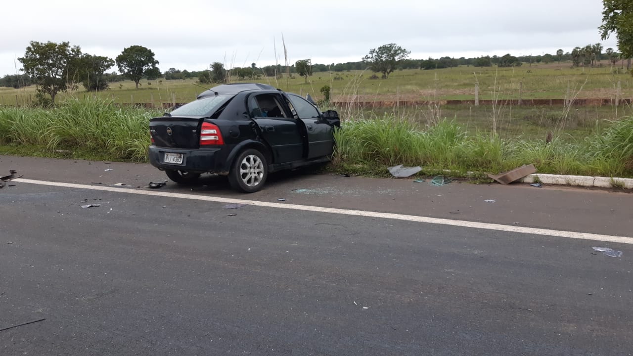 O carro ficou destruído após a colisão na BR 343