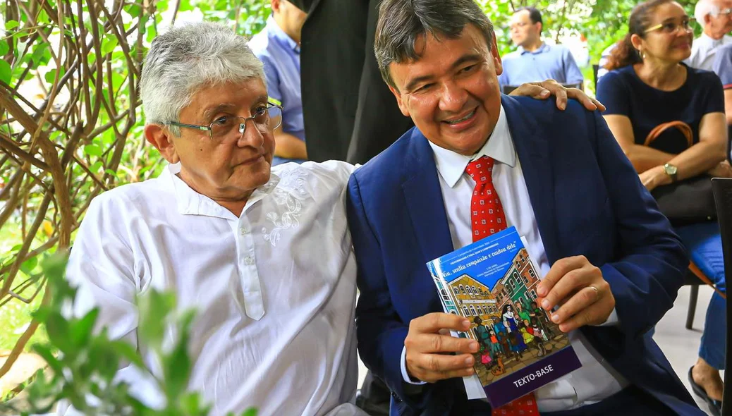 Padre Tony Batista ao lado de Wellington Dias