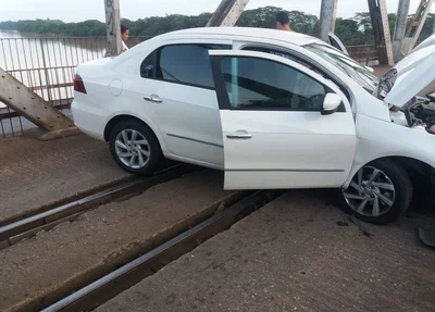 Veículo ficou atravessado na Ponte Metálica