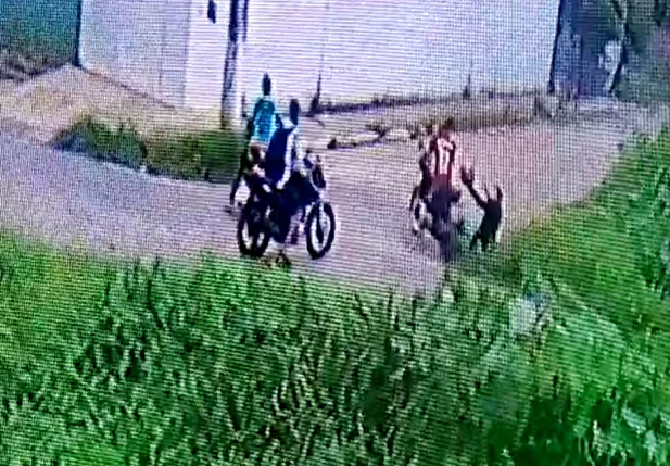 Câmeras flagram assalto na zona leste