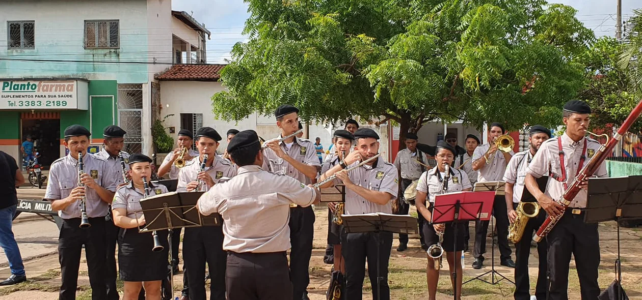 Músicos tocando durante solenidade