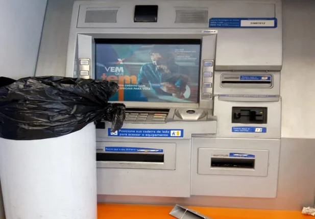 Chupa-cabra dentro de caixa eletrônico 