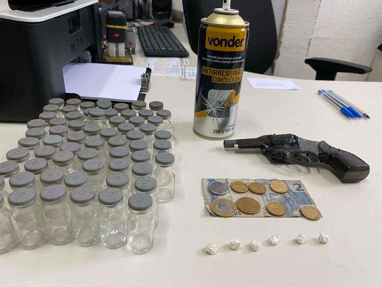 Objetos encontrados com o acusado