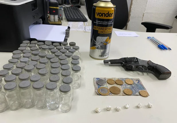 Objetos encontrados com o acusado