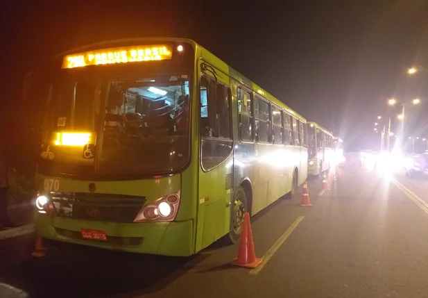 Ônibus vistoriado na Santa Maria da Codipi