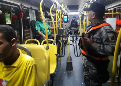 Policiais fiscalizando ônibus em Teresina