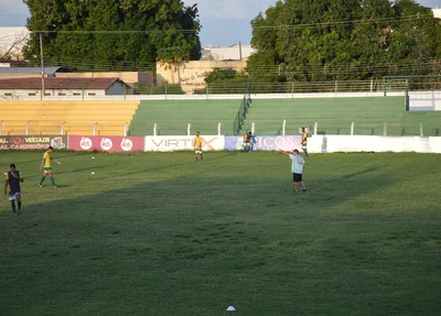 Treinador Adelmo Soares orienta os atletas