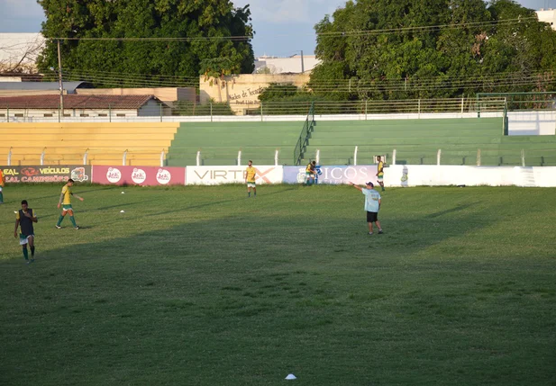 Treinador Adelmo Soares orienta os atletas