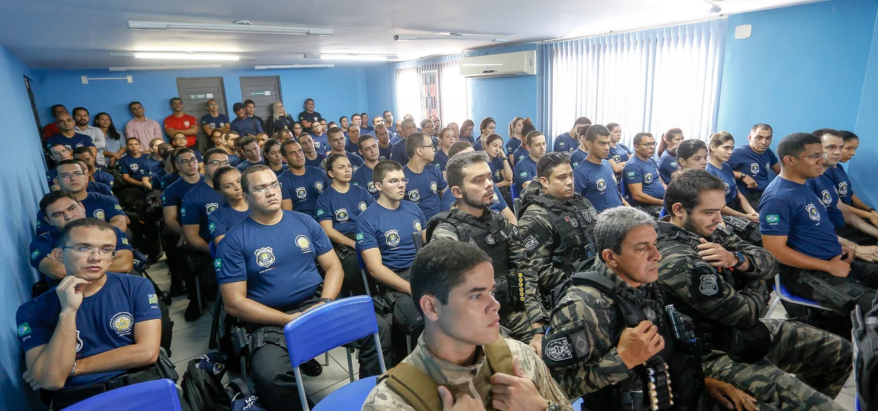 Alunos e instrutor do CORE da Polícia Civil do Piauí