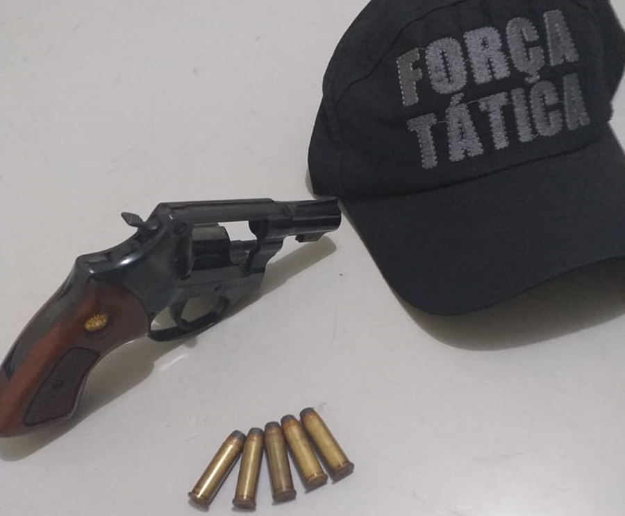 Arma e munições apreendidas pela PM