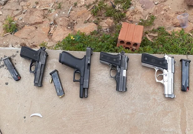 Armas de fogo encontradas no veículo