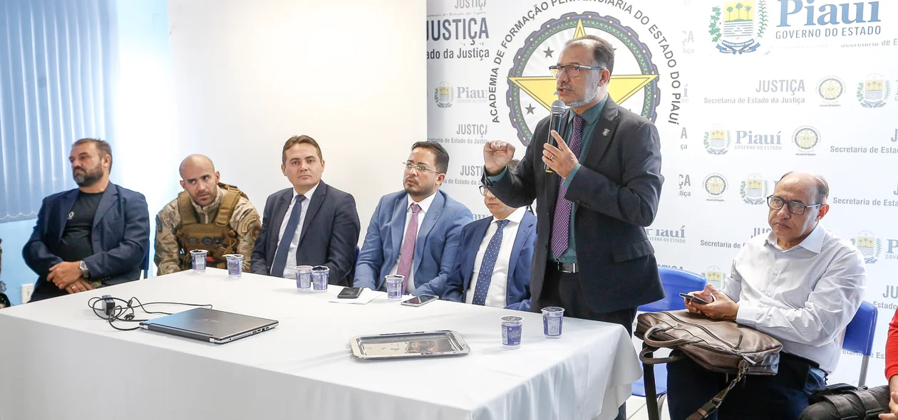 Delegado Júlio Castro, segundo a compor a mesa da esquerda para direita