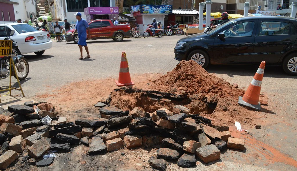 Buraco feito pela Agespisa em busca do problema