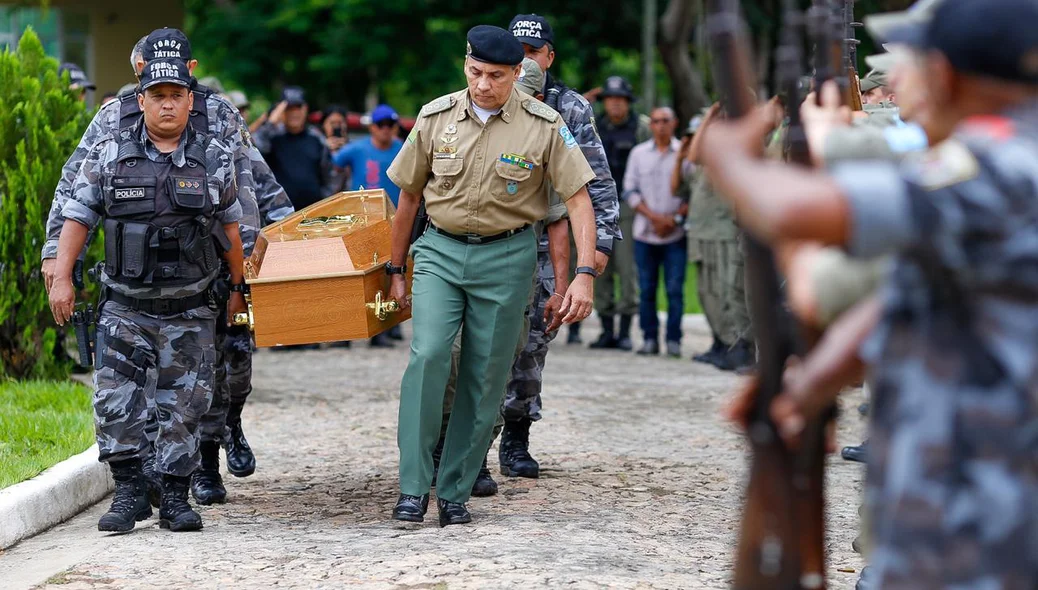 Companheiros de farda carregam o corpo do cabo Oliveira