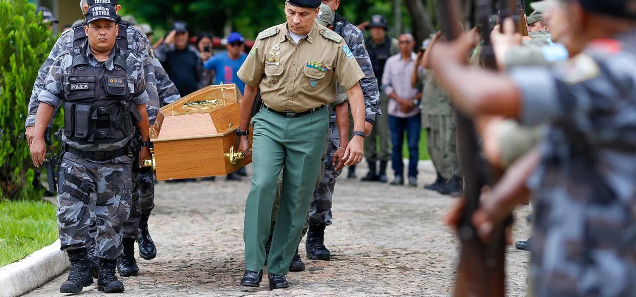 Companheiros de farda carregam o corpo do cabo Oliveira