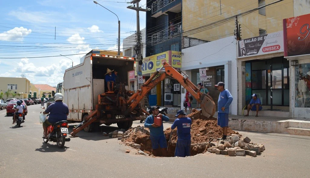 Equipe da Agespisa trabalha na rua Coronel Luís Santos